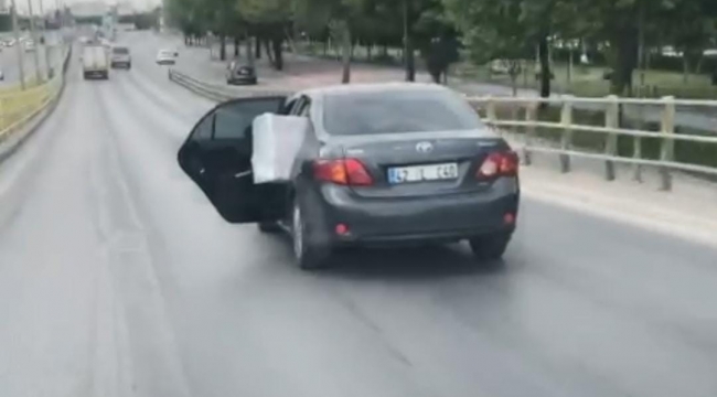 Konya'da eşya yüklü otomobilin arka kapısı açık haldeki yolculuğu kamerada