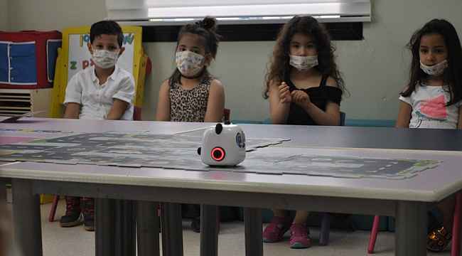 Kreşteki çocuklara robotik kodlama eğitimi