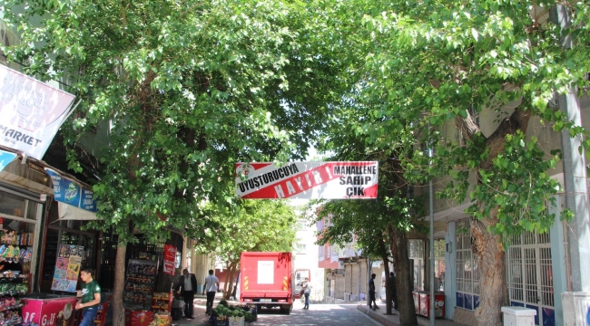 Mahallede uyuşturucu bağımlıları arttı, vatandaş çareyi pankart asmakta aradı