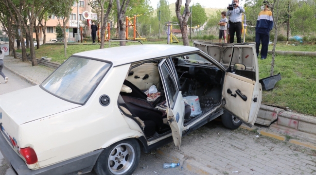 Otomobil çocuk parkının duvarına çarptı: 3 yaralı
