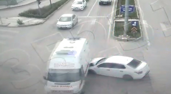 Otomobil, Covid temaslısı taşıyan ambulansa çarptı