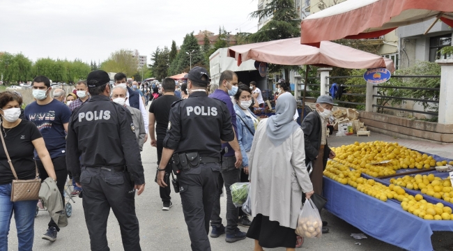 Polis ekiplerinden semt pazarında denetim