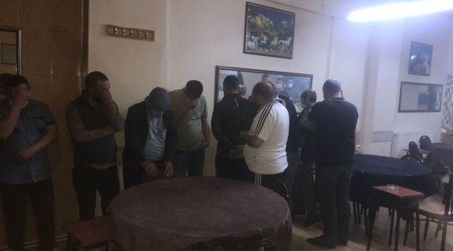 Polis içerde kumar oynayanları iş yerinin arka camından gördü sonra baskın düzenledi