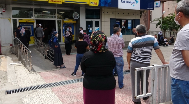 PTT önünde uzun kuyruklar oluştu