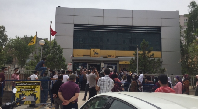 PTT önündeki kuyruklar azalmadı