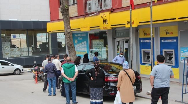 PTT şubesinin önünde kuyruk oluştu