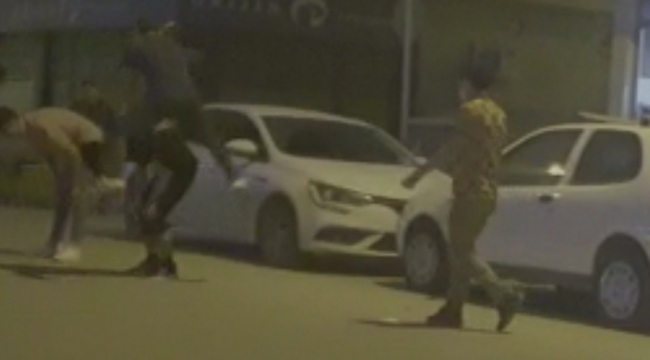 Sokağa çıkma kısıtlamasında caddede 'birdirbir' oynadılar