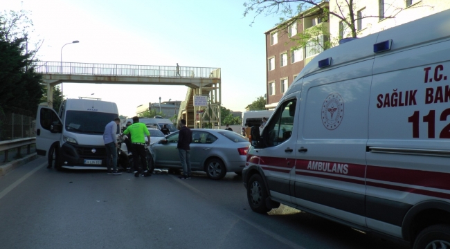 Sultanbeyli'de servis minibüsüyle otomobil kafa kafaya çarpıştı: 1 yaralı