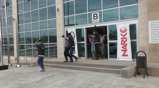 Uşak'ta 3 bin 308 sentetik ecza hap ele geçirildi
