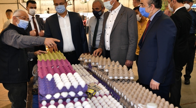 Vali, kaymakam ve belediye başkanı pazarları denetledi