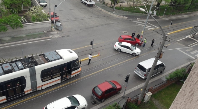 Yol ortasındaki direk sürekli kazaya sebep oluyor