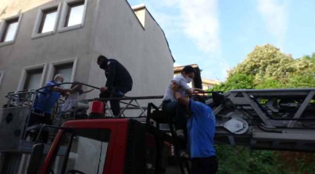 5 katlı apartmanda yangın paniği: 1'i bebek, 3'ü çocuk 12 kişi böyle kurtarıldı