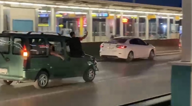 Asker konvoyunda araçlardan sarkıp selfie yaptılar - Bursa Haberleri