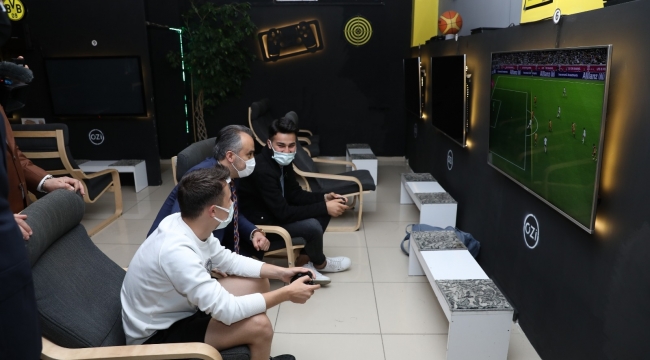 Başkan Aktaş, esnafı gezdi, oyun salonunda playstation oynadı - Bursa Haberleri