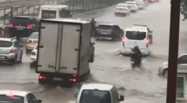 Bursa'da sağanak yağış yolları göle çevirdi - Bursa Haberleri