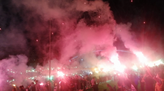 Bursaspor taraftarı, kulübün kuruluş yıl dönümünü meşalelerle kutladı - Bursa Haberleri