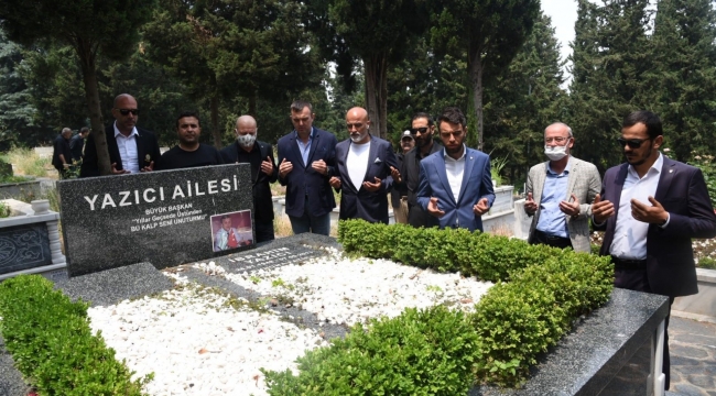 Bursaspor'un yeni yönetimi Yazıcı'nın kabrini ziyaret etti - Bursa Haberleri