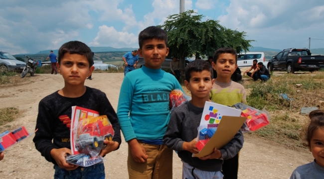 Mevsimlik tarım işçilerinin çocuklarının kitap sevinci - Bursa Haberleri
