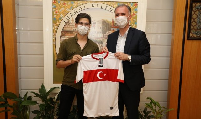 Millî forma talihlileri hediyelerini aldı - Bursa Haberleri