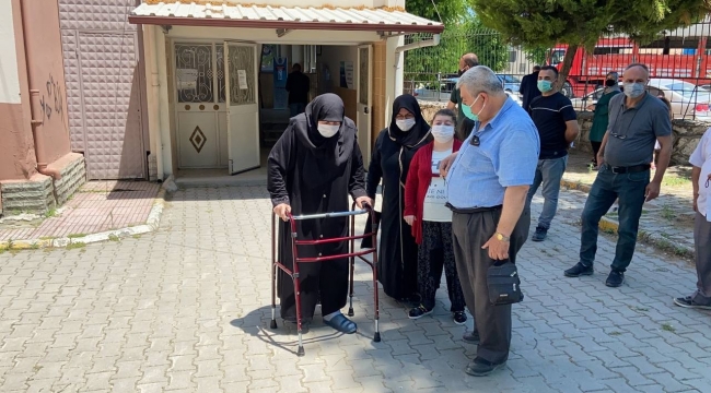 Yürüteç ile gelip oy kullandı - Bursa Haberleri