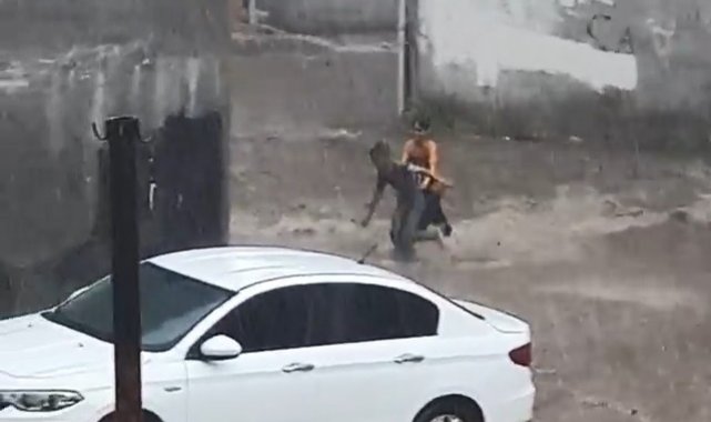 Aniden bastıran yağmur çocukları sürüklüyordu