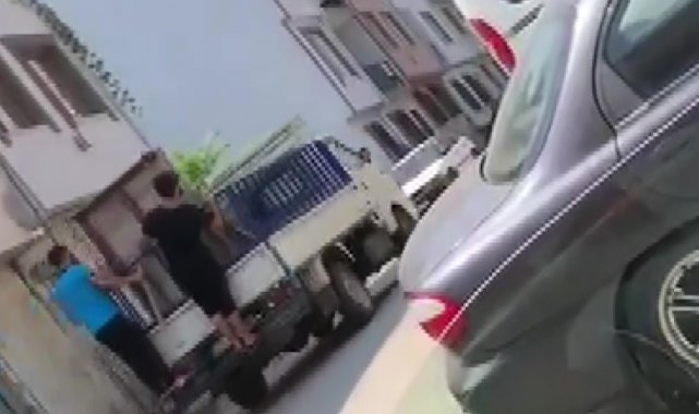 Bursa kaçan boğan, kendisini kovalayan adamı böyle yere serdi