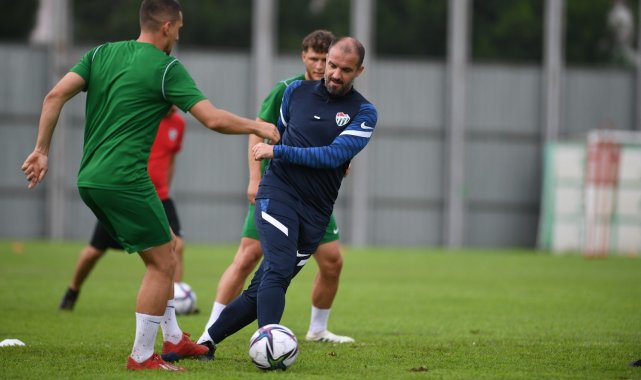 Bursaspor Teknik Direktörü Mustafa Er ve yardımcısı Batalla'dan özel ders