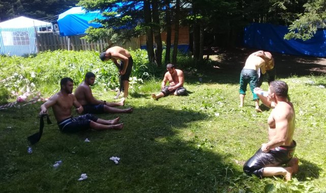 Çayırlarda yer bulamayan güreşçiler yeşil sahalara indi - Bursa Haberleri