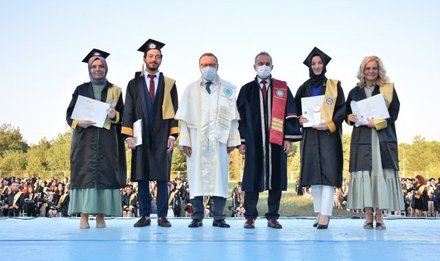 Doktorluk yaparken kazandığı üniversiteyi birincilikle bitirdi - Bursa Haberleri
