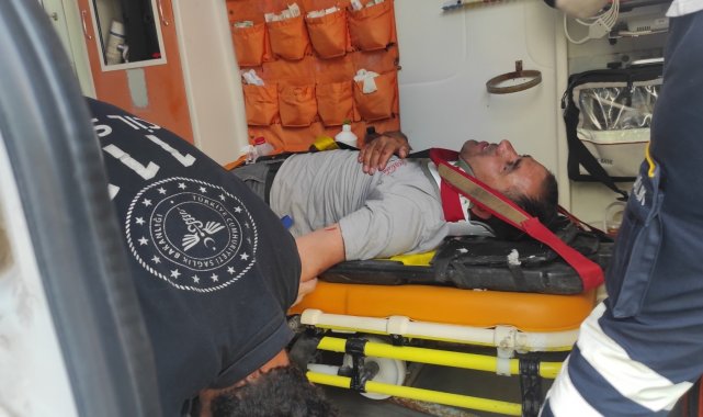 İçecek yüklü kamyonunun freni patladı, araçta sıkışan şoförün parmağı koptu