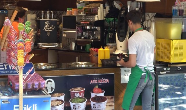 Dondurmacıda minik bebeğini unuttu, yarım saat sonra aramaya geldi - Bursa Haberleri