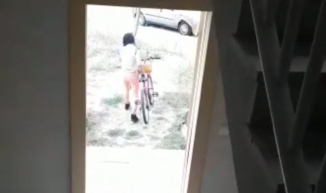 Kadın hırsız amatör kameraya yakalandı