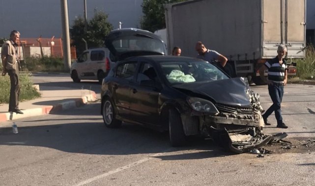 Kamyon ile otomobil çarpıştı, aynı aileden 5 kişi yaralandı - Bursa Haberleri