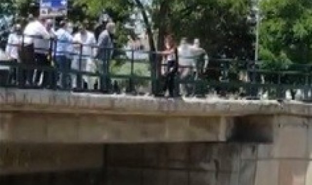 Köprüden atlamak isteyen genç kızın kurtarılmasını alkışlarla kutladılar - Bursa Haberleri