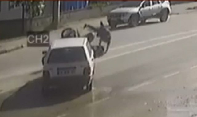 Otomobille çarpışan motosiklette böyle uçtular: 2 yaralı