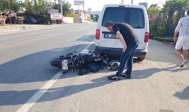 Park halindeki araca çarpan motosikletin sürücüsü ölümden döndü - Bursa Haberleri