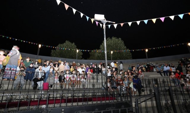 "Oz Ülkesi" tiyatro gösterisi çocukları kahkahaya boğdu