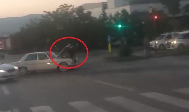Seyir halindeki otomobilde Türk işi tamir kamerada