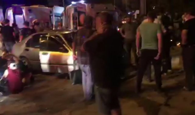Takla atıp direğe çarparak durabilen otomobilden sağ çıktılar