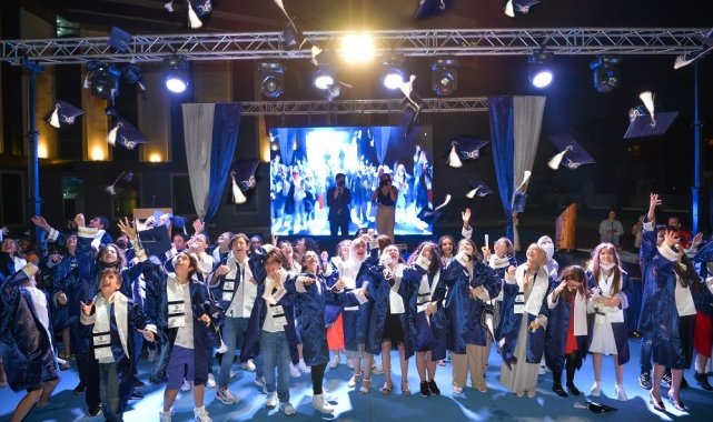Teknoloji Fen Koleji'nde görkemli mezuniyet