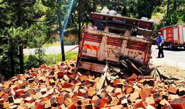 Tuğla yüklü kamyon devrildi: 4 yaralı