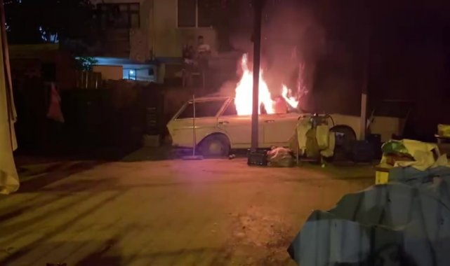 Bursa'da bir otomobil mahallenin ortasında alev alev yandı