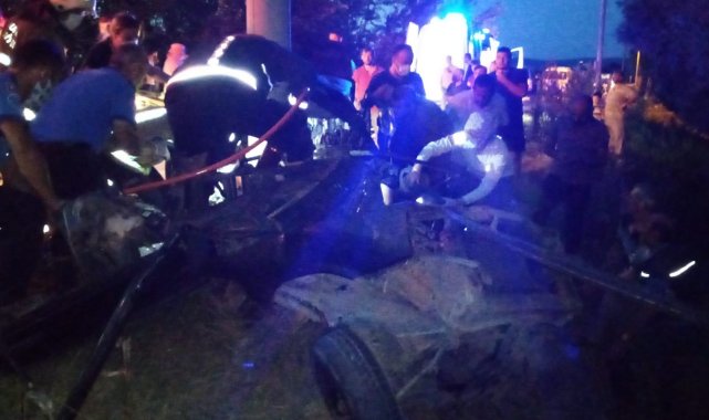 Bursa'da direğe çarpan araç parçalandı: 1 ölü