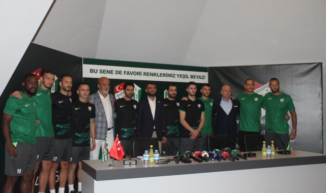 Bursaspor yeni transferleri için toplu imza töreni düzenledi