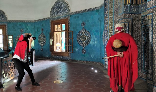 Dünyaca ünlü resimleri canlandırıp fotoğraflarını çekiyor