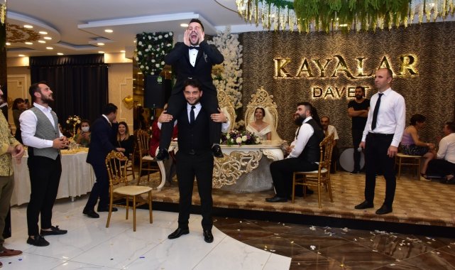 Evlilik sorusuna arkadaşlarına danışarak cevap veren damat güldürdü
