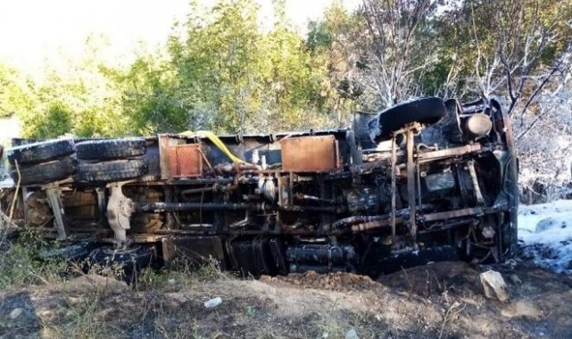 Keles'te şarampole yuvarlanan kamyon ormanlık alanda alev adı