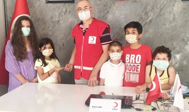 Minikler, kapı kapı dolaşıp topladıkları paraları yangınzedelere gönderdi