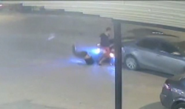 Savrulan otomobil yayalara ve araçlara çarptı, o anlar kamerada