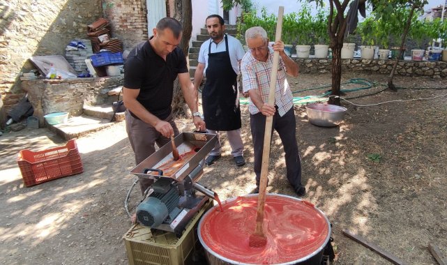 Seyyar salça fabrikasını sokak sokak gezdiriyor